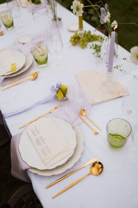 Lilac Tropical Wedding, Lavender And Lime Green Wedding, Lavender Green Wedding, Lilac Tablescape, Lavender Table Setting, Lilac Wedding Table, Chartreuse Wedding, Colombian Wedding, Tablescape Design