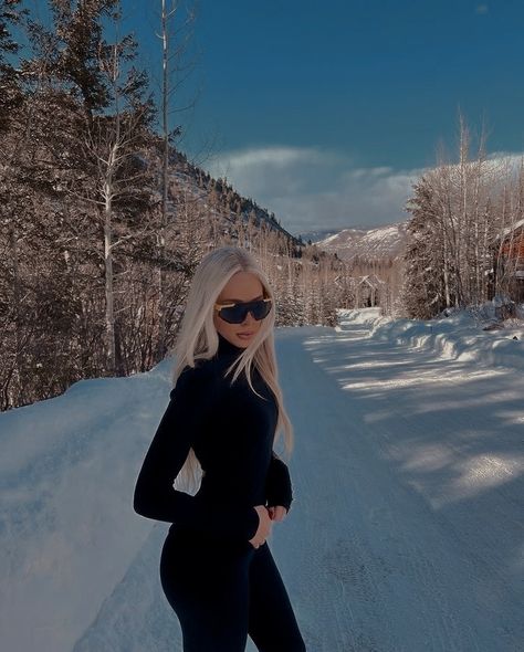 Winter Ski Fashion, Snow Outfits For Women, Ski Trip Outfit, Snow Photoshoot, Ski Girl, Snow Trip, Snow Girl, Winter Photoshoot, London Outfit