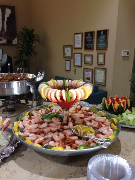 Shrimp Cocktail Fruit Tray Ideas For Wedding, Fruit Tray Ideas, Make Ahead Christmas Appetizers, Prawn Cocktail, Christmas Recipes Appetizers, Tray Ideas, Shrimp Cocktail, Food Displays, Snacks Für Party