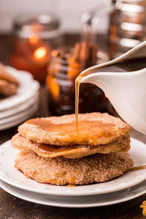 Mexican Bunuelos are a sweet, deep-fried treat that's coated in cinnamon sugar before being drizzled with a 5-ingredient piloncillo syrup! Prep this tasty Mexican treat in just 35 minutes! Mexican Panderia, Mexican Bunuelos, Mexican Sweets, Mexican Desserts, Desserts Around The World, Mexican Treats, Mexican Breakfast, Easy Cupcake Recipes, Savory Dinner