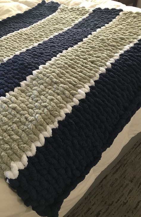 Yarn Blanket Color Ideas, Chunky Knit Blanket Pattern Color Combos, Chunky Blanket Diy, Chunky Blanket Pattern, Chunky Knit Blanket Pattern, Chunky Yarn Blanket, Finger Knitting Projects, Chunky Blankets, Chunky Crochet Blanket Pattern