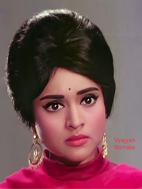 Vaijayanti Mala, Draw Heads, Indian Actors, Retro Hair, Actress Images, Vintage Bollywood, Retro Hairstyles, Rare Photos, Indian Beauty Saree