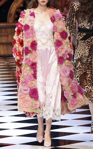 Flower Coat, Detail Couture, Fashion Snoops, Organza Flowers, Couture Mode, Creation Couture, Floral Fashion, Dolce E Gabbana, Chantilly Lace