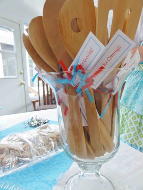 Retro Housewife Bridal Shower - THE FAVORS. SUPER CHEAP AND CUTE :) Ritz Wedding, Cheap Bridal Shower Ideas, Parting Gifts, Bridal Shower Favors Cheap, 50's Housewife, Retro Bridal Showers, Cheap Party Favors, Kitchen Bridal Shower, Homemade Wedding Favors