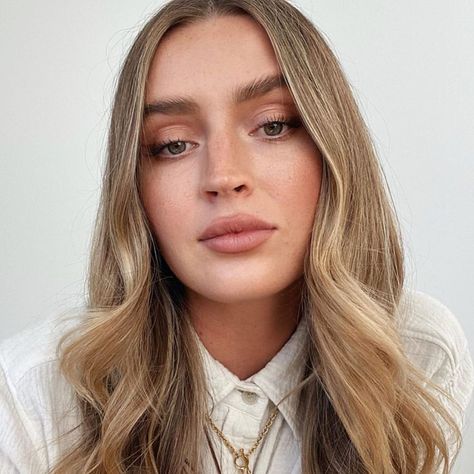 Lisa Eldridge on Instagram: “Beautiful @allanaramaa and her Fawn Lip 🌟 #velvetfawn available on my site #lisaeldridgelipstick” Allana Davison, No Make Up, Lisa Eldridge, Full Makeup, Soft Glam Makeup, Glam Makeup Look, Celebrity Makeup Artist, Acne Blemishes, Long Hair Cuts