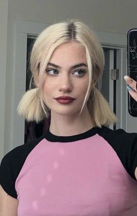 Blonde Hair Dark Eyebrows, Edgy Blonde Hair, Women Faceclaims, Short Bleached Hair, Medium Length Blonde Hair, Bleached Blonde, Medium Length Blonde, Dark Eyebrows, Black Eyebrows