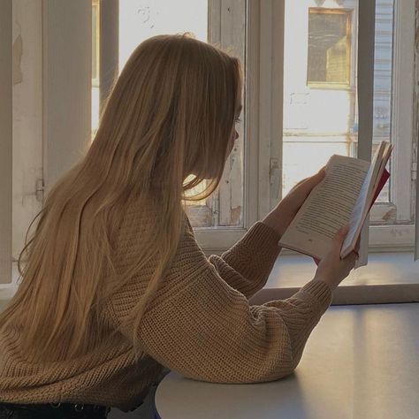 Blonde Aesthetic, Different Aesthetics, Girl Reading, Aesthetic Images, Instagram Foto, Blonde Girl, Book Aesthetic, Aesthetic Girl, A Book