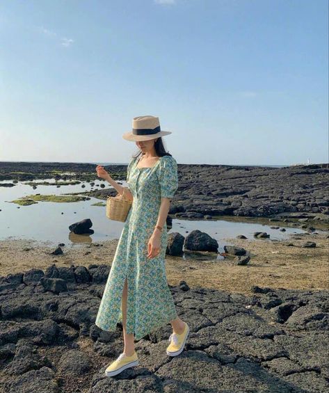 Ootd Pantai Dress, Modest Beach Vacation Outfits, Outfit Pantai Korea, Long Beach Dress Vacations, Korean Beach Fashion, Outfit Cancun, Korean Beach Outfit, Beach Fashion Photography, Beach Outfits Women Vacation