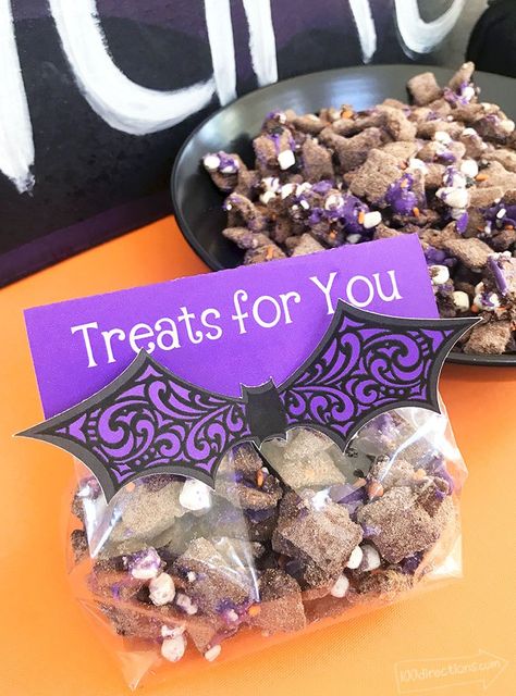 Make DIY Bat Treat Toppers designed by Jen Goode - made with Cricut Halloween Party Mix, Halloween Bats Diy, Halloween Blocks, Bags Purple, Treat Bag Toppers, Easy Halloween Party, Halloween Goodie Bags, Halloween Sprinkles, Treat Toppers