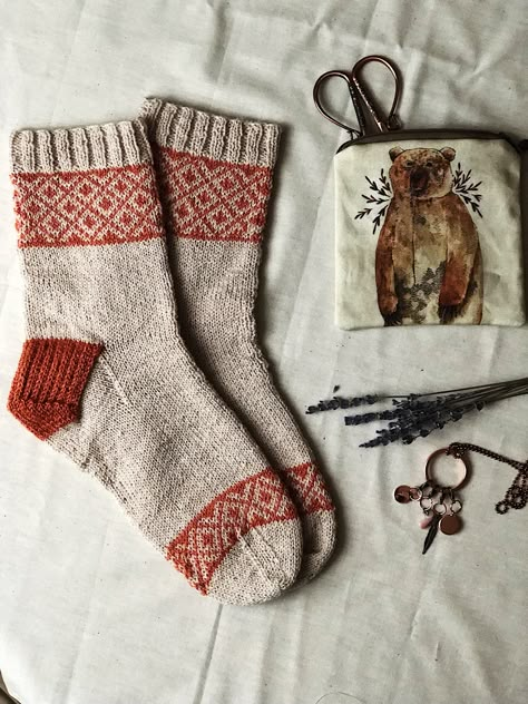 Punto Fair Isle, Hantverk Diy, Fair Isles, Hand Knit Socks, Socks Pattern, Sock Knitting Patterns, Knitted Socks, Knitted Wit, Sock Patterns