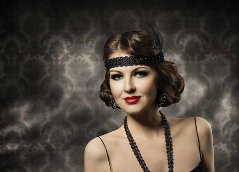 Struggling to find an uber chic hairdo for Halloween? Then you need to take a look at these incredible Great Gatsby hair style ideas! | All Things Hair - From hair experts at Unilever Gatsby Hairstyles, 1920 Hairstyles, Great Gatsby Hairstyles, Hairstyle Diy, Bob Updo, Flapper Hair, Gatsby Hair, 1920s Hair, Flapper Girl