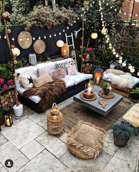 Dekorasi Maroko, Boho Decor Inspiration, Design Per Patio, Bohemian Patio, Lots Of Plants, Bohemian Outdoor, نباتات منزلية, Boho Patio, Outdoor Seating Area