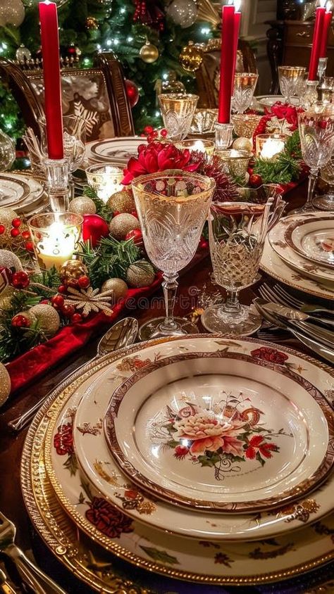 White tablecloth with silver accents, such as metallic silver placemats and napkin rings. Pair with white dinnerware and frosted glassware. Christmas China Table Settings, Vintage Christmas Table Settings, Wooden Table Runner, Victorian Table Setting, Christmas Table Settings Elegant, Vintage Christmas Table, Christmas Dining Table Decorations, Burlap Placemats, Dining Table Decorations