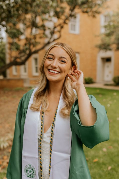 Cap And Gown Senior Pictures, College Grad Pictures, College Grad Photos, Cap And Gown Photos, Graduation Pic Ideas, Cap And Gown Pictures, Nursing Graduation Pictures, Senior Photoshoot Poses, College Graduation Photoshoot