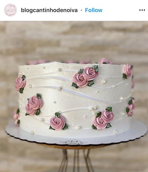 Small Round Cake Designs, Super Simple Cake Design, White Cake Pink Flowers, Flower Bouquet Cake Design, Cute Easy Cake Designs, 22nd Birthday Cake For Women, Cake Designs For Women Birthday, Cake Design Ideas Simple, 2 Tier Flower Cake