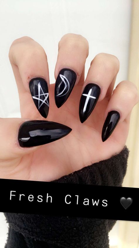 Avenged Sevenfold Nails, Black Nails Emo, Black Moon Nails, Emo Short Nails, Gothic Nails Short, Emo Nail Art, Black Sparkle Nails, Nails Emo, Emo Nails