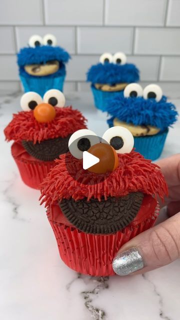 Elmo Birthday Cake, Sesame Street Cupcakes, Elmo Cupcakes, Cookie Monster Cupcakes, Sesame Street Cake, Cookie Monster Cake, Candy Eyes, Elmo Cake, Frosting Techniques