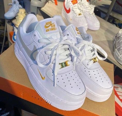 Cute Girly Sneakers, Nike Shoes Women Fashion, Pretty Sneakers, Nike Shoes Air Force, Trendy Shoes Sneakers, White Nike Shoes, Nike Fashion Shoes, Cute Nike Outfits, Preppy Shoes