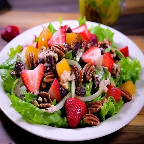 Longhorn Strawberry Pecan Salad Recipe - Easy Kitchen Guide Strawberry Pecan Salad Recipe, Longhorn Strawberry Pecan Salad, Strawberry Pecan Salad, Pecan Salad Recipe, Strawberry Walnut Salad, Strawberry Salad Dressing, Strawberry Salad Recipe, Strawberry Vinaigrette, Sweet Dressing