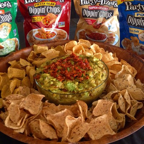 Guacamole Display Party Ideas, Chips And Guac Charcuterie Board, Guacamole Platter, Guacamole Chips, Bbq Party Food, Picnic Date Food, Spicy Guacamole, Bacon Dip, Party Food Buffet