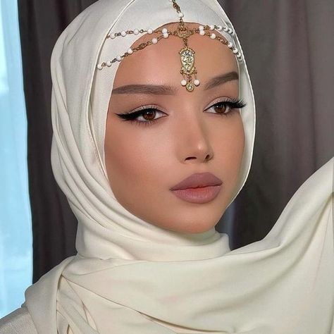 Hijab Assesories, Arabian Hijab Style, Hijab With Jewellery, Hijab Accessories Headpieces, White Hijab Style, Hijab Hairstyles, Headpiece Hijab, White Hijab, Hijab Accessories