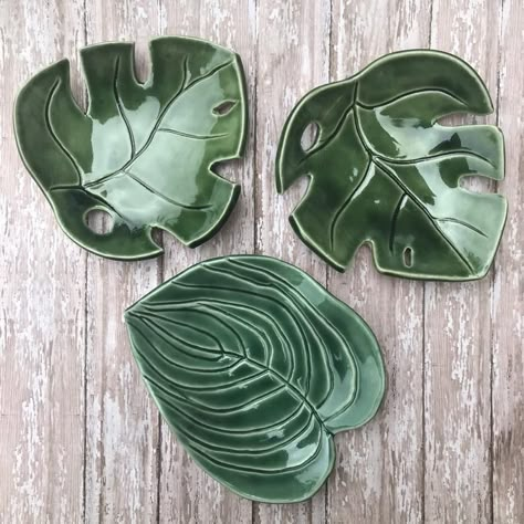 Tropical leaf ceramic ring dish in aqua green | Etsy Leaf Trinket Dish, Black Board Design, Modern Boho Design, Ceramic Leaves, Pottery Templates, Edible Clay, Ceramica Ideas, Leaf Bowl, Ceramic Ring Dish