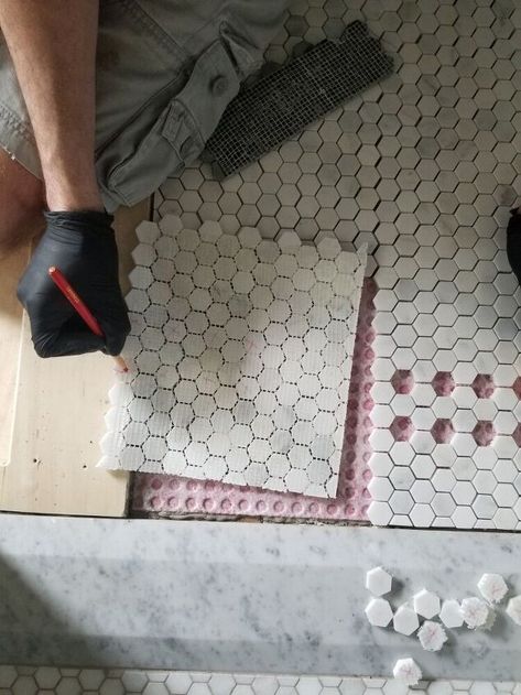 How To Lay Penny Tile Floor, Penny Tile Floor Pattern, Hexagon Penny Tile Bathroom, Penny Mosaic Tile Bathroom, Bathroom With Penny Tile, Vintage Look Bathroom, Penny Tile Design, Penny Tiles Kitchen, Vintage Bathroom Tile Ideas