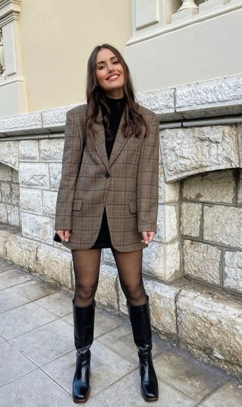 Brown Plaid Blazer Outfit, Checkered Blazer Outfit, Wool Jacket Outfit, Plaid Dress Outfit, Black Knee High Boots Outfit, Outfit Semi Formal, Ralph Lauren Christmas, Plaid Blazer Outfit, Tartan Blazer