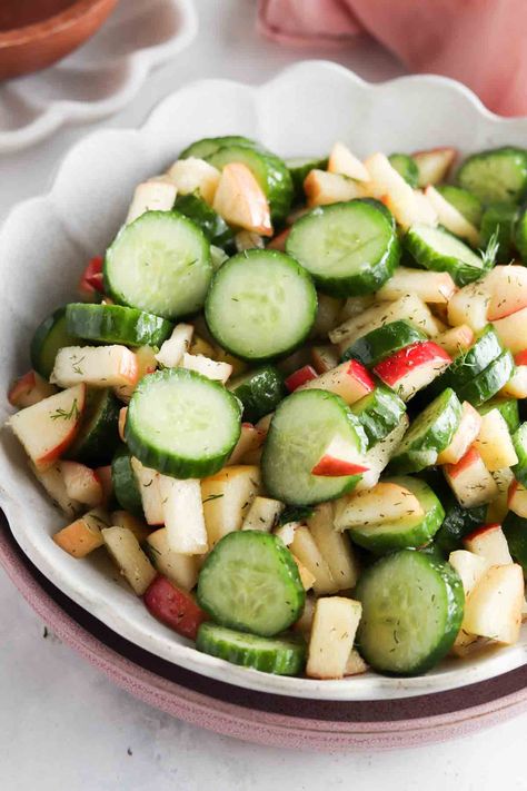 Quick, easy and delicious cucumber apple salad. Cucumber Apple Salad, Salad Station, Apple Salsa, Easy Fruit Salad Recipes, Clean Dinners, Food Sensitivity, Slaw Dressing, School Recipes, Fruit Salad Easy