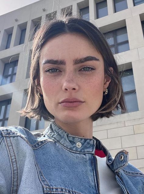 Bob Messy Hair, Short Hairstyle Women Short Neck, Short Haircut Outfit, Shannon Beveridge Short Hair, Short Short Hair Women, Chin Length Bob With Fringe, Big Head Short Hair, Cara Delevingne Short Hair, French Bob With Highlights