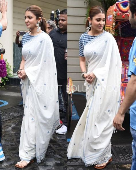 Rate this Indian look of Anushka out of 5. 👌👌👌👌👌 Saree Jackets, Formal Saree, Saree Blouse Styles, Cotton Saree Blouse, Indian Sari Dress, Saree Blouse Neck Designs, Sari Blouse Designs, Indian Saree Blouse, Indian Look