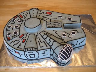 Millenium Falcon Cake, Millennium Falcon Cake, Star Wars Theme Birthday, Star Wars Birthday Cake, 14th Birthday Party Ideas, Star Wars Theme Party, Star Wars Food, Star Wars Cake, Millenium Falcon