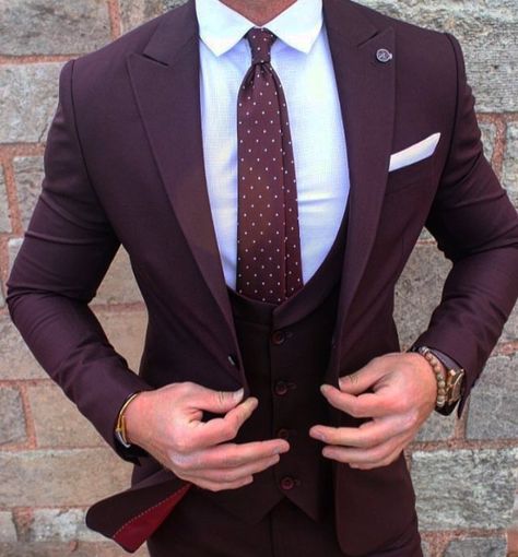 How to wear a vest with a euro-cut jacket Terno Slim Fit, Wedding Suits Groomsmen, Der Gentleman, Burgundy Suit, Mens Fashion Edgy, Mens Fashion Smart, Groomsmen Suits, Mens Fashion Urban, Groom Wear