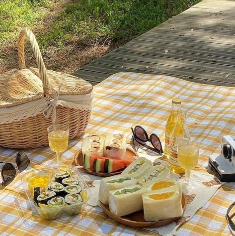 Bridal Picnic, Charcuterie Picnic, Yellow Picnic, Picnic Date Food, Picnic Planning, Juice Ad, Picnic Engagement, Girl Gift Baskets, Picnic Theme