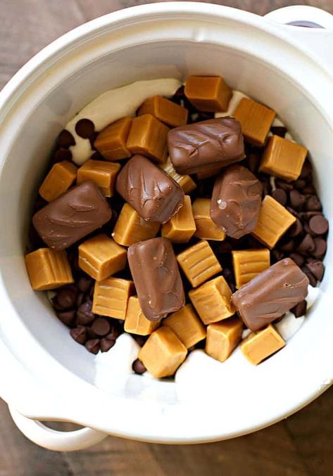 Crockpot Fondue, Fondue Ideas, Slow Cooker Candy, Gooey Desserts, Dessert Fondue, Fondue Dinner, Chocolate Fondue Recipe, Fondue Night, Magical Slow Cooker