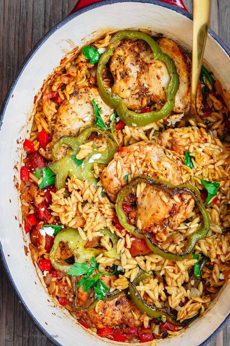 Greek Baked Chicken, Greek Style Chicken, Orzo Recipe, The Mediterranean Dish, Orzo Recipes, Chicken Orzo, Diner Recept, Greek Flavors, Mediterranean Chicken