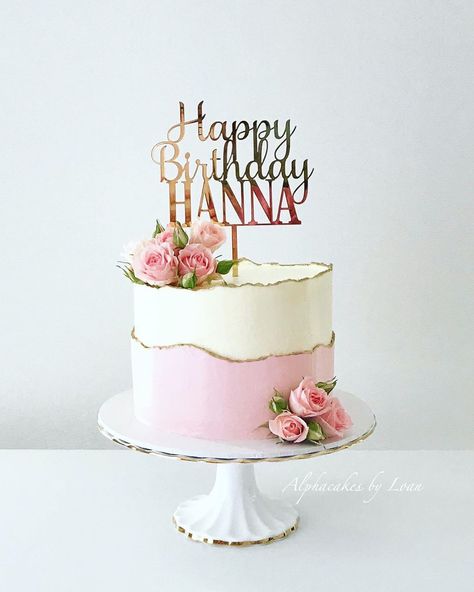 Alphacakes by Loan on Instagram: “Gorgeous cake for a gorgeous lady 💕Happy birthday Hanna Zampogna 💕 . . . Beautiful Gold acrylic topper @sandradillondesign 🥰…” Lady Cake Design, Birthday Cake Ideas For Ladies, Birthday Cake For Lady, Ladies Birthday Cake Ideas, Cakes For Ladies, 35th Birthday Cakes, 40th Birthday Cake For Women, Birthday Cake For Women Simple, Cake For Women