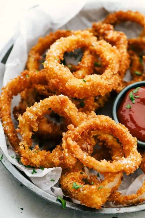 Crispy Onion Rings (Baked or Fried!) Hamburger Side Dishes, Fried Onion Rings, Baked Onion Rings, Crispy Onion Rings, Homemade Onion Rings, Baked Onion, Baked Buffalo Cauliflower, Onion Rings Recipe, Onion Ring