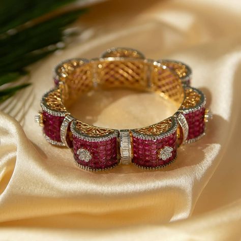 Gajra Bangles, Female Rings, Gold Jewelry Prom, Ruby Bangles, Jewelry Prom, Bridal Diamond Necklace, Face Charts, Choker Necklace Designs, Diamond Bangles