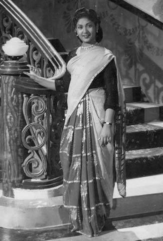 1950s Indian Fashion, Mahanati Savitri, Vintage Indian Clothing, Bombay Talkies, Vintage Indian Fashion, Desi Vintage, Half Sari, Vintage Actors, Indian Retro