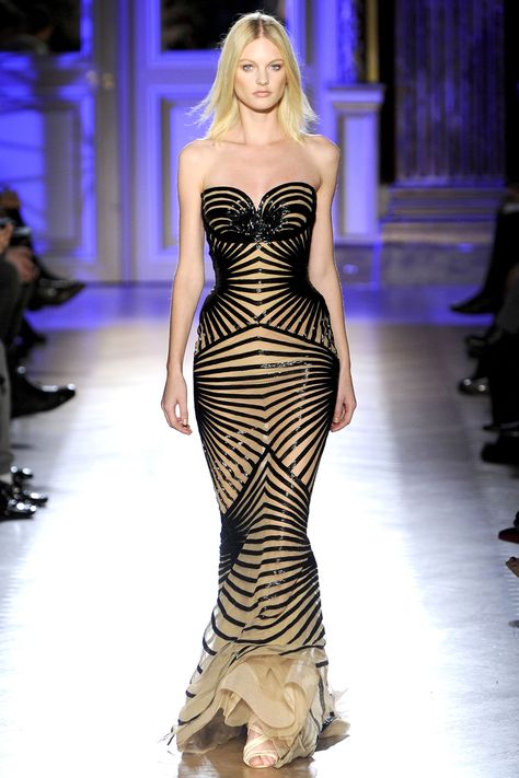 This is an example of curved lines, although it also has diagonal lines, because the lines loop up at the top and on the models stomach. Catwalk Couture, 2012 Couture, Zuhair Murad Haute Couture, Fantastic Fashion, Glam Dress, Clothes Art, Ellie Saab, Naeem Khan, Dress Sketches