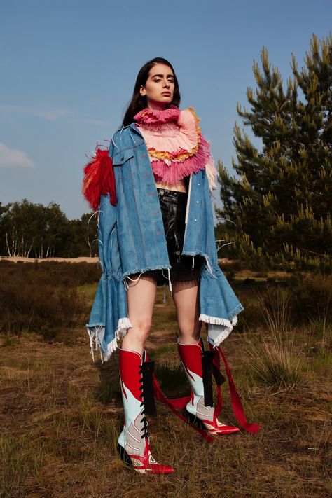 For his 'The Wild Bunch’ collection, Shone Puipia explores the contrast between Victoriana elements and a more sensual side of dressing – the ‘wild’ side Contrast Fashion, Wild Fashion, Wild Bunch, Hats Summer, Women Hats Fashion, Trendy Hat, All Jeans, Summer Jeans, Spring Fashion Outfits