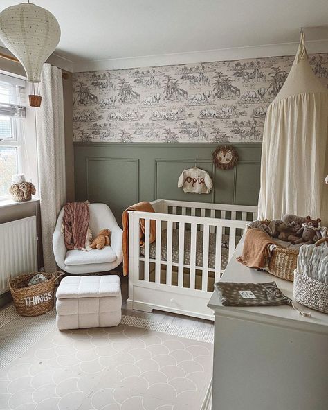 Wallpaper Ideas Nursery, Cottage Nursery Room Inspiration, Simple Boy Nursery, Sage Green Baby Nursery, Green Boy Nursery, Simple Nursery Ideas, Nursery Sage Green, Neutral Nursery Themes, Light Green Nursery