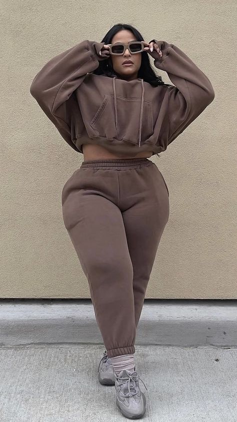 Baddie Aesthetic Plus Size, Grey Sweatpants Outfit Plus Size, Comfy Clothes Plus Size, Plus Size Comfortable Outfits, Poses For Plus Size Women, Winter Airport Outfit, Plus Size Athleisure, Workout Outfits Winter, Plus Size Tracksuit