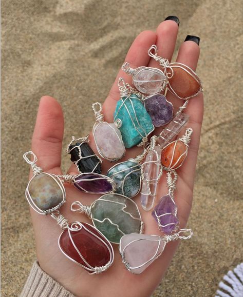 Crystals Accessories, Violet Aura, Bright Tattoos, Rose Stone, Jewelry Instagram, Crystal Pendants, Candle Inspiration, Wire Wrapping Crystals, Diy Wire Jewelry