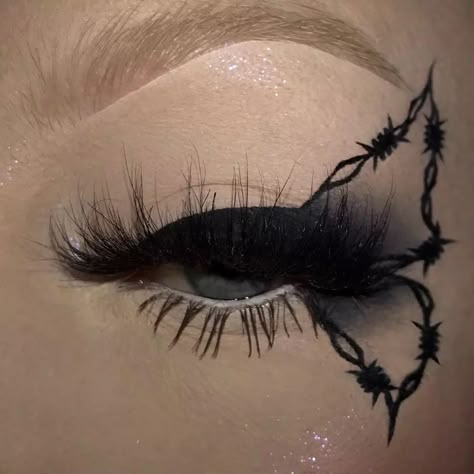 Creative Liner Looks, Two Color Graphic Liner, Butterfly Liner Makeup, Unique Eyeliner Ideas, Butterfly Graphic Liner, Color Liner Makeup, Makeup Looks Graphic Liner, Butterfly Wing Eyeliner, Cute Graphic Liner