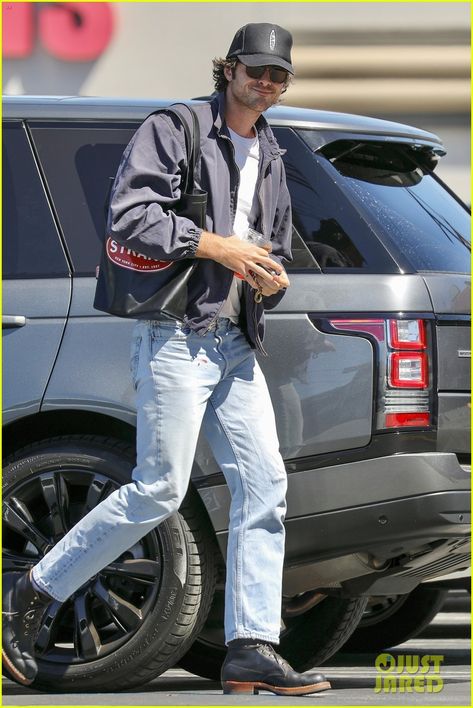 City Cowboy Style Men, Male Model Off Duty, Jacob Elordi Street Style, Designer Outfits Men, Rain Jacket Outfit, Cap Outfit Men, Baseball Cap Outfit Men, California Cowboy, Classy Boots