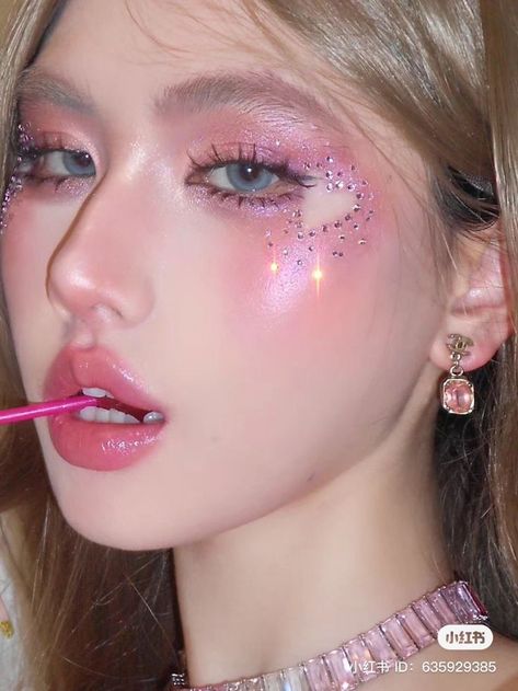 Pink Eye Makeup Looks, Heart Makeup, Concert Makeup, Sparkly Makeup, Day Makeup Looks, Pinterest Makeup, Creative Eye Makeup, Creative Makeup Looks, Festival Makeup