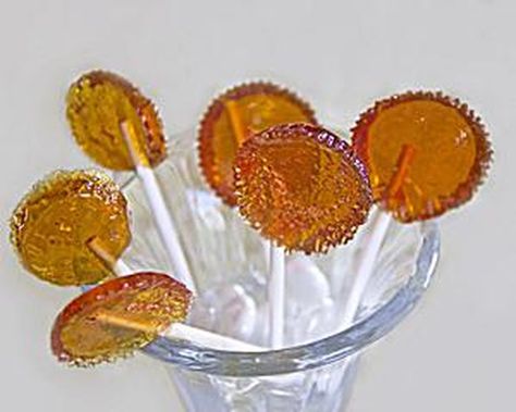 Try These Sugar-Free Agave Caramel Lollipops Caramel Suckers, Herbal Lollipops, Caramel Lollipops, Lollipops Recipe, Homemade Lollipops, Hard Candy Recipes, Lollipop Recipe, Tea Ideas, Homemade Candy