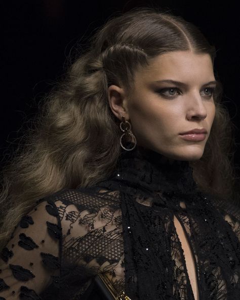 Spring 2022 hair trends Runway Hair Trends, 2022 Hair Trends, Spring Hair Trends, Fashion Week Hair, Hair Detox, High Fashion Hair, Runway Hair, High Fashion Runway, Editorial Hair